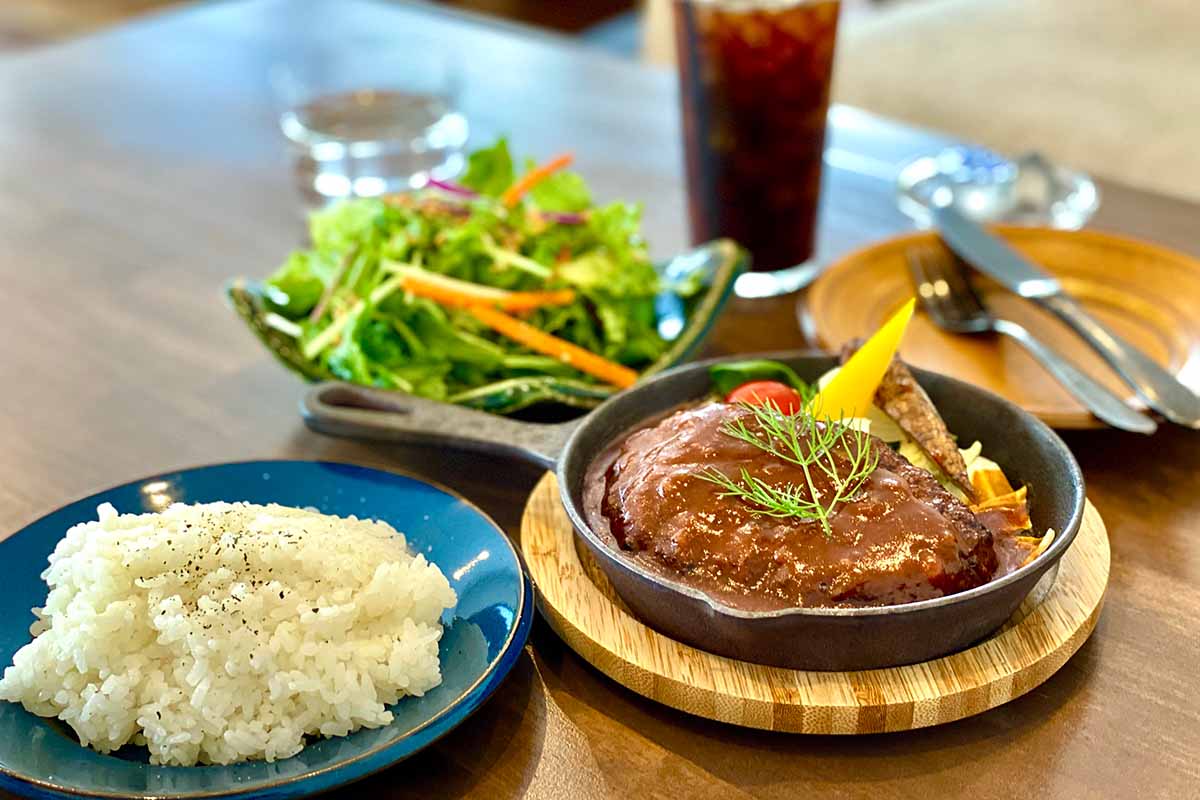 霧降高原ハンバーグステーキとサラダ、ライス、ドリンクのセット