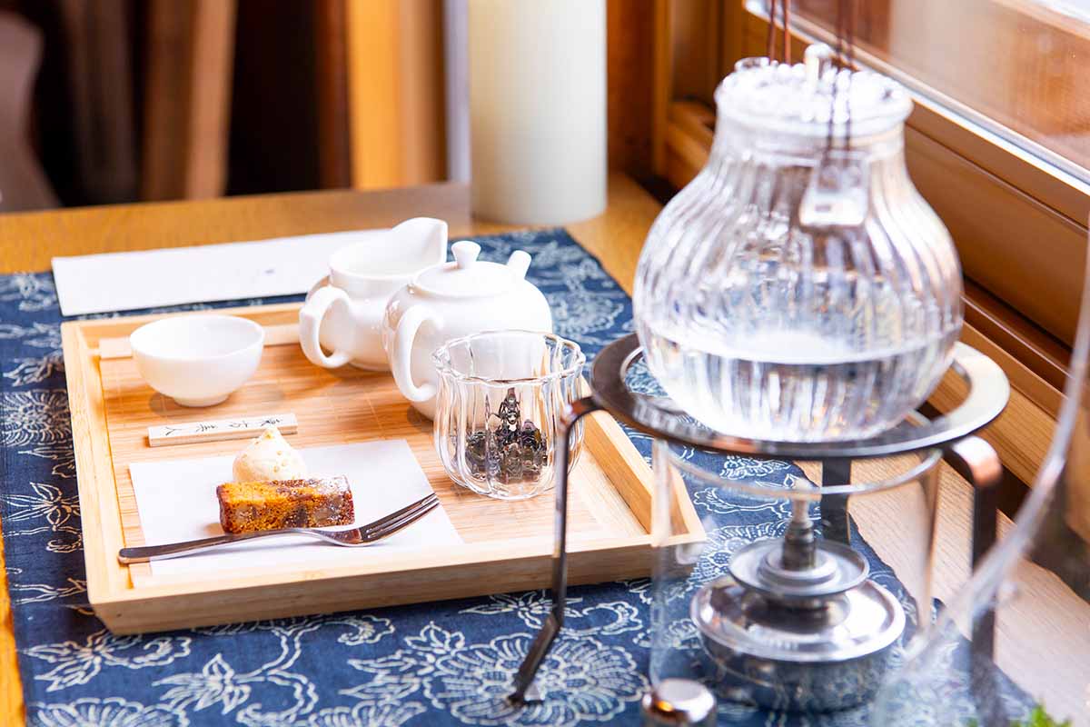 フルーティーでやわらかな香りと味わいの東方美人1300円（茶菓子付き）