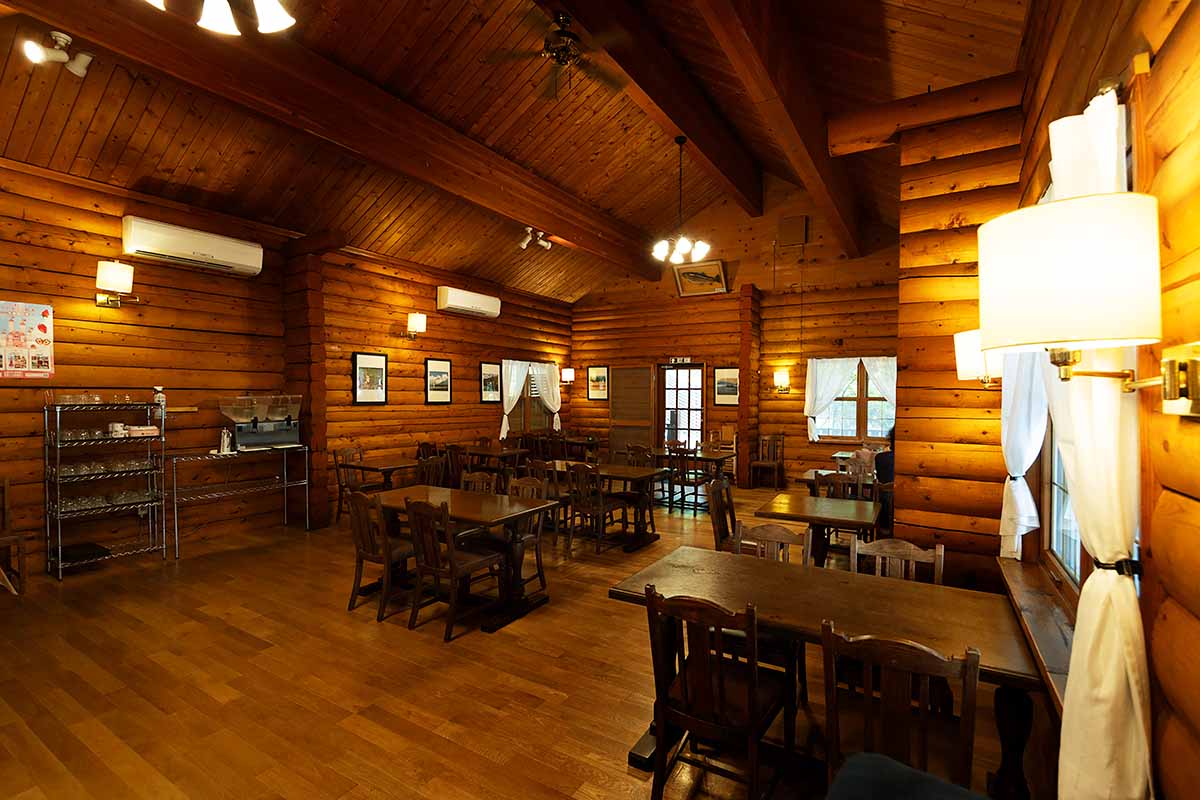 栃木県名産のニジマスや中禅寺湖を題材にしたアートなどが飾られている