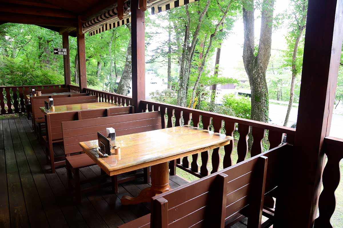 テラス席は屋根が付いているので、雨の日でも利用可