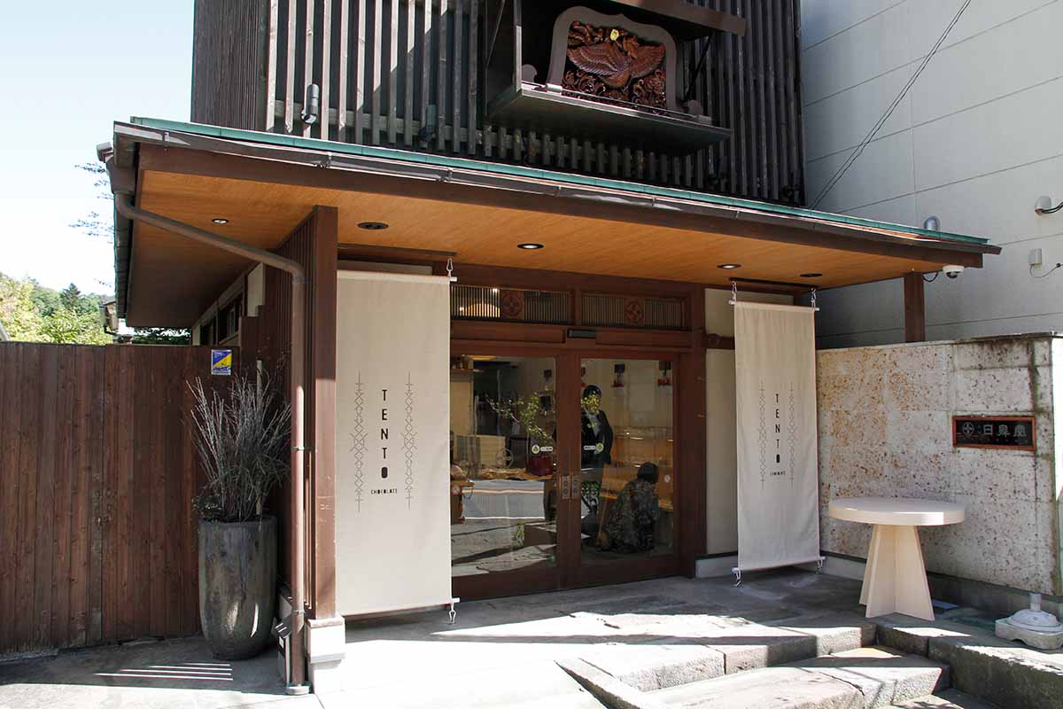 日光山内の入口・神橋の近くにたたずむ