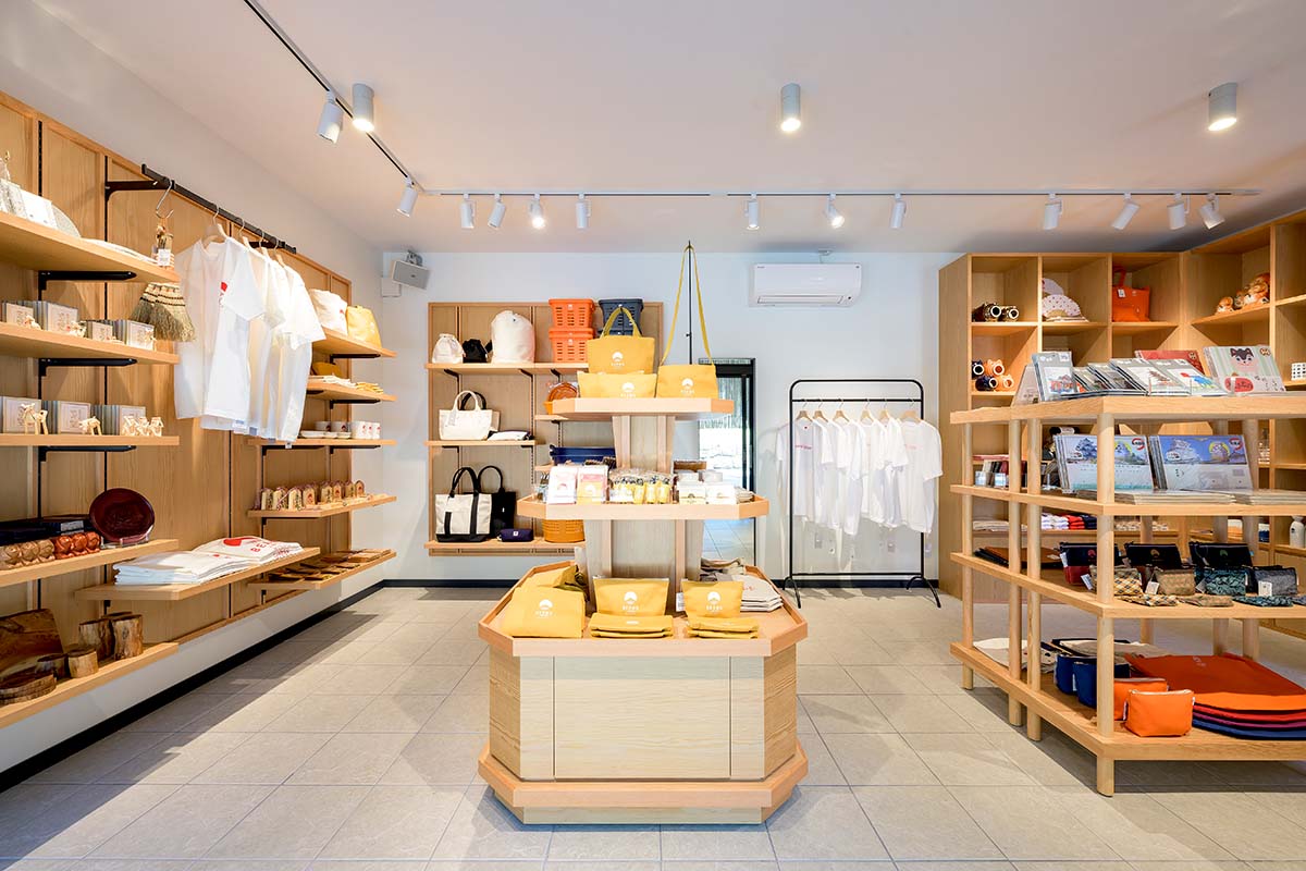 お店に入って左側に限定商品が並ぶ