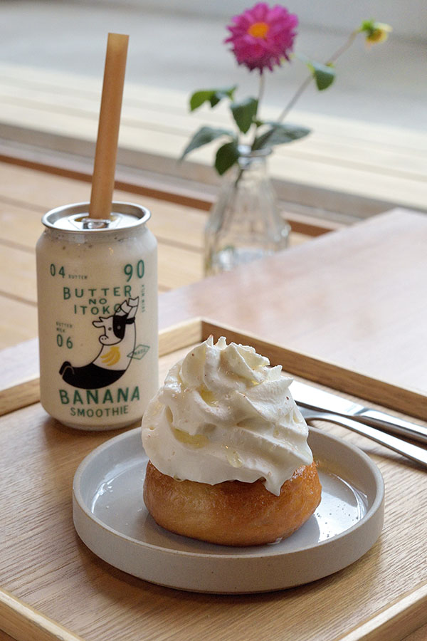 「ふふふドーナッツ」660円、「バナナスムージー」810円