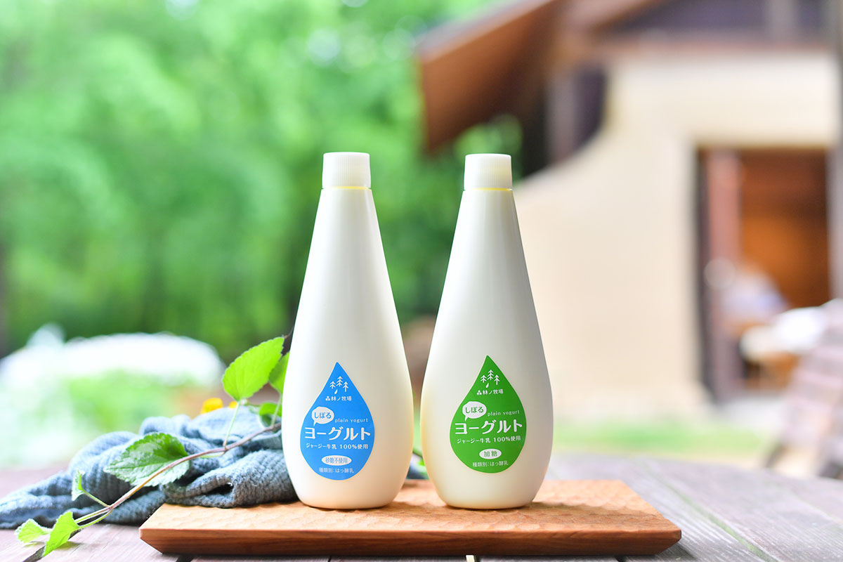 「しぼるヨーグルト」各750円。緑色が加糖、青色が砂糖不使用