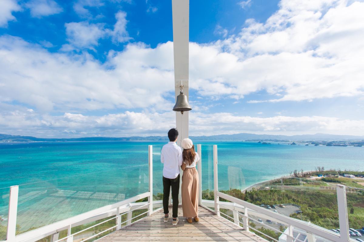 古宇利大橋とブルーグラデーションの海を一望！「古宇利オーシャンタワー」