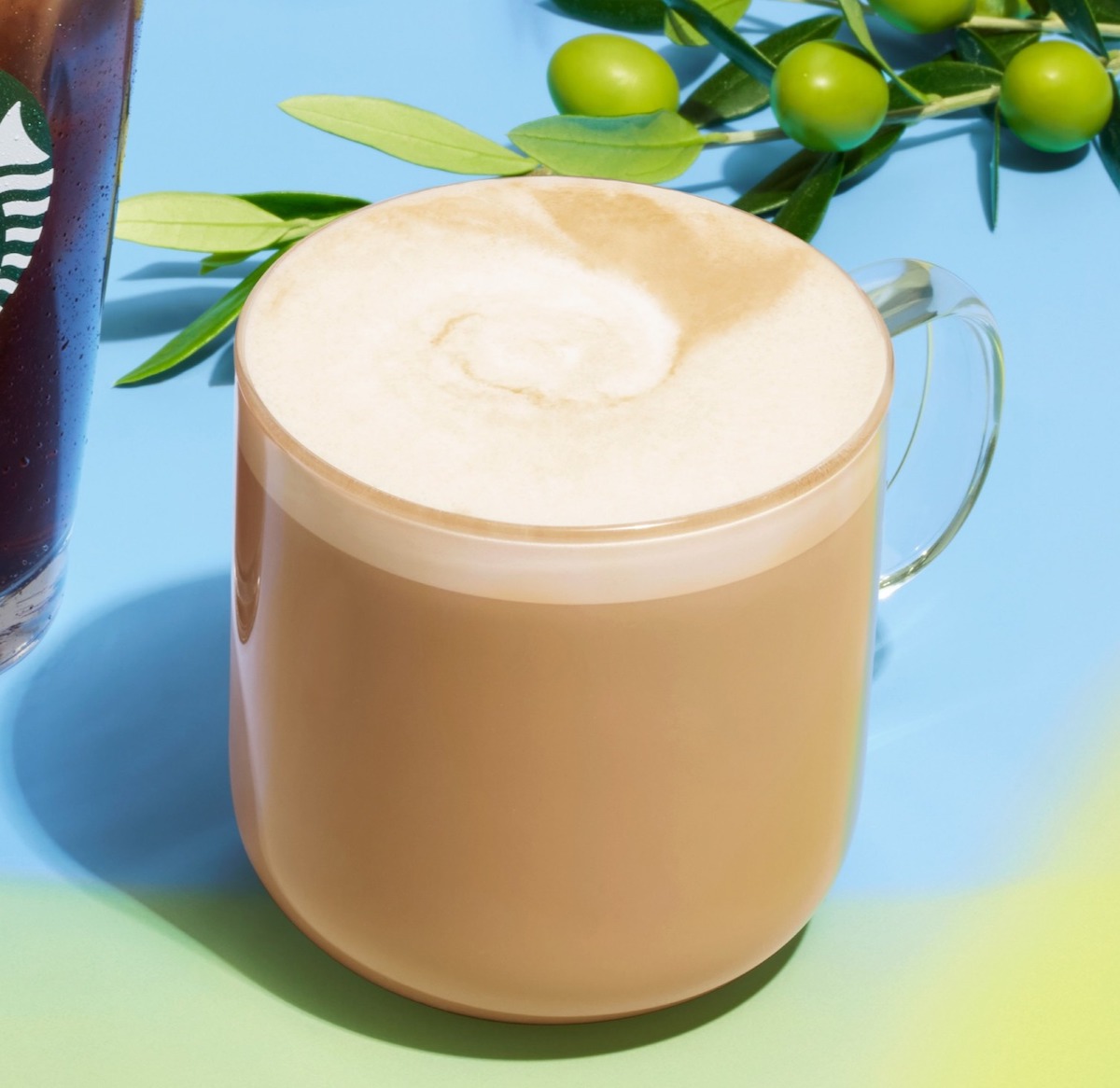 「オリアート™ オーツミルク ラテ」Short ¥550 / Tall ¥589（持ち帰り）、Short ¥561 / Tall ¥600（店内利用） ※オーツミルクは牛乳や乳飲料ではありません。