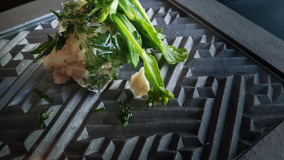 アミューズの一例、「コシアブラと自家製マグロツナのゼリー寄せ」