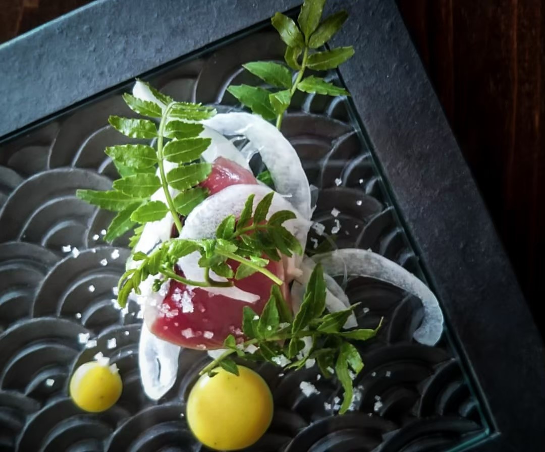 アミューズの一例、「初カツオの軽いスモークと新玉葱と木の芽」