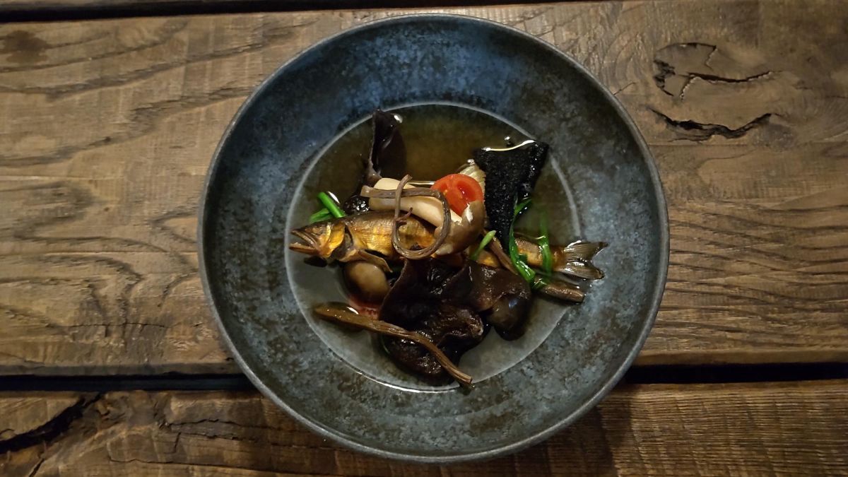 メインの一例「鮎と山野草のポトフ仕立て」