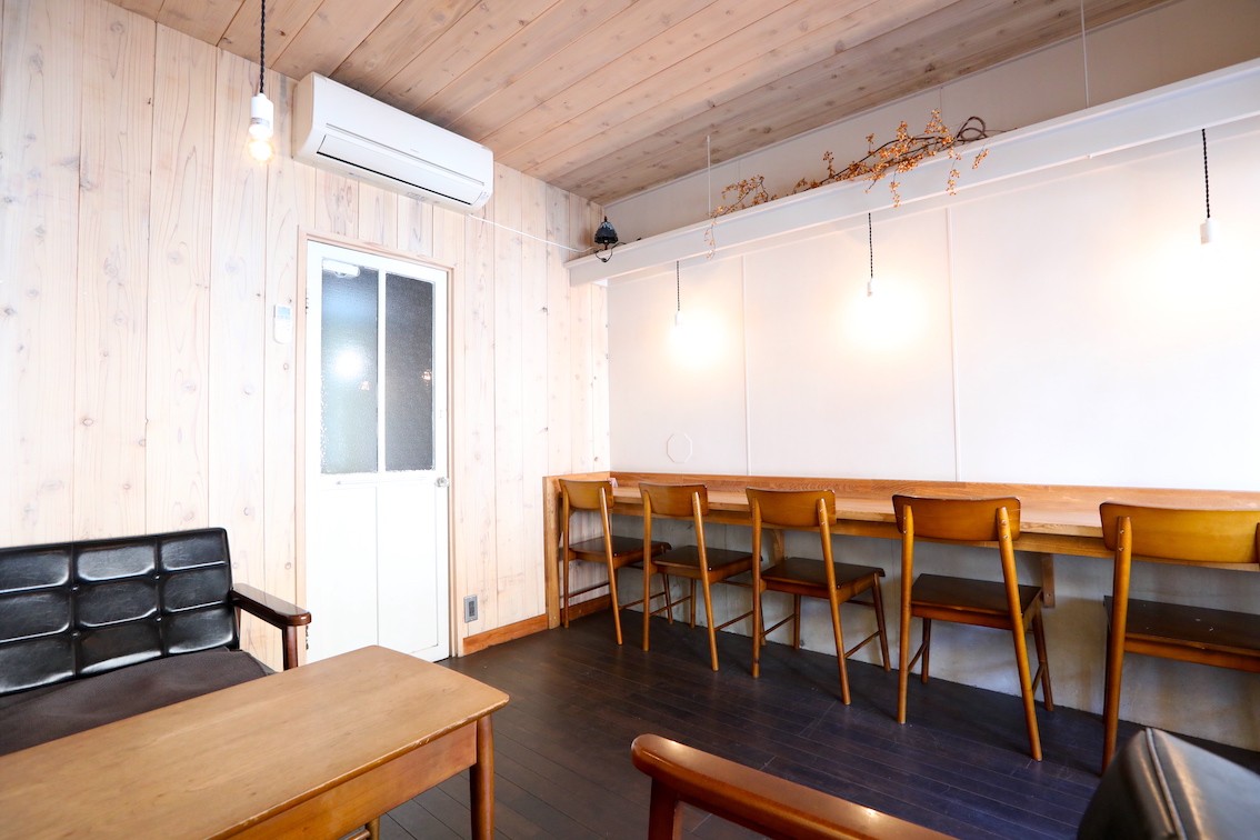 天然の木材を使用した店内