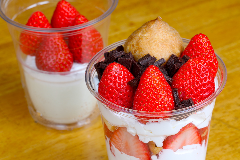 「季節のミルクプリン」500円（左）「いちごパフェ750円」（右）