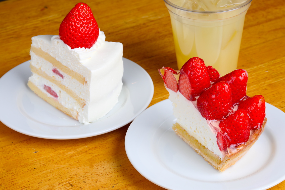 「いちごショート」750円と「いちごタルト」（右）各750円