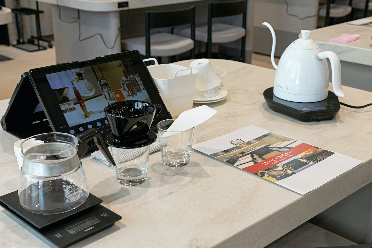 各席にはテキスト、ペーパードリップで使用する器具、講義の内容やデモンストレーションの様子を映すタブレット（2名で1台を共有）が用意されている（参加費は3300円）