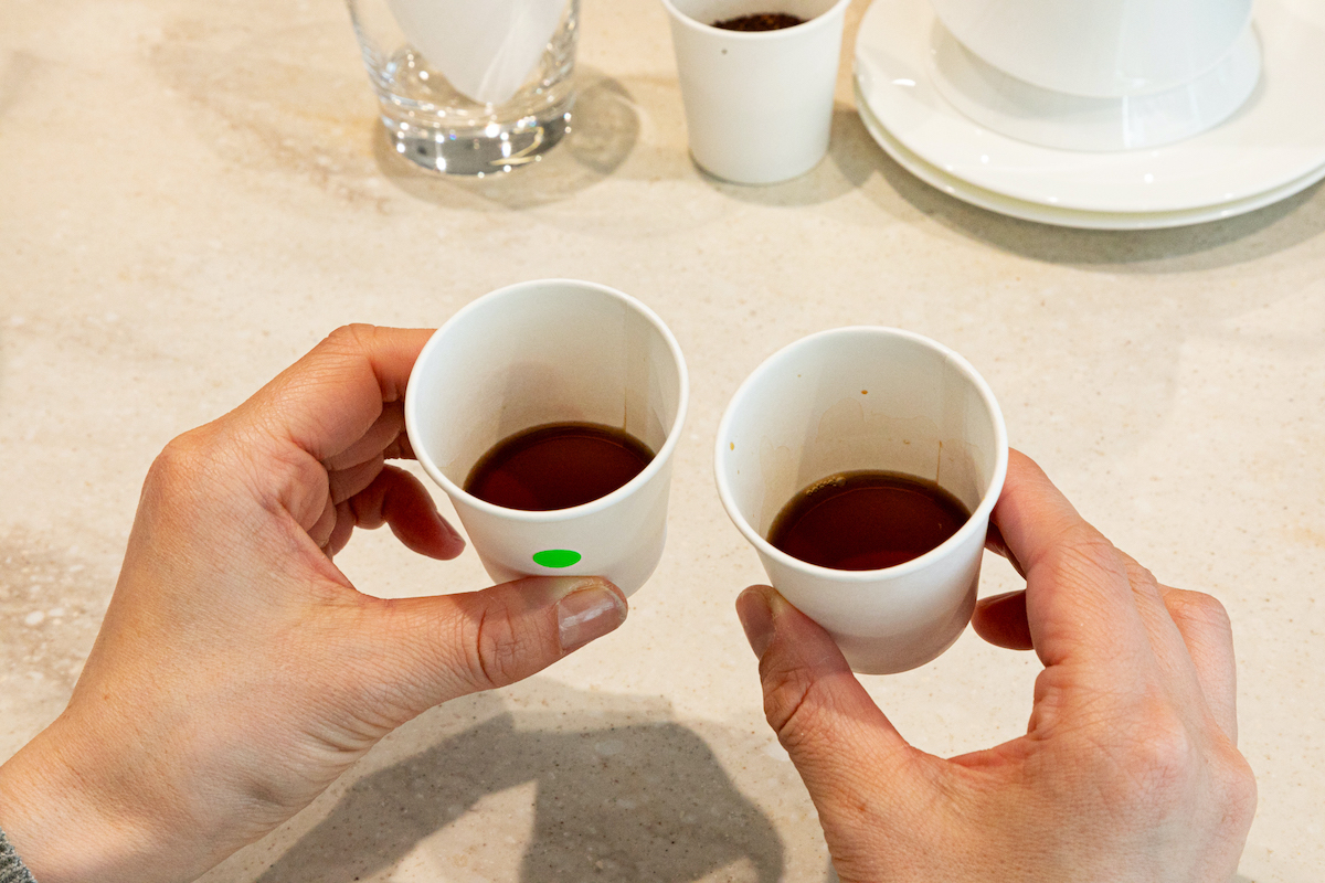 1投式はやや薄い印象。緑シールの3投式で淹れたコーヒーの方が濃厚な味わい。同じ粉でも淹れ方でこんなに味の感じ方が変わるとは！