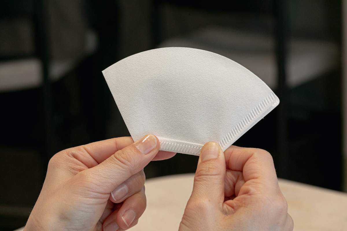 ペーパーフィルターは下と片側側面をたがい違いに折り込む