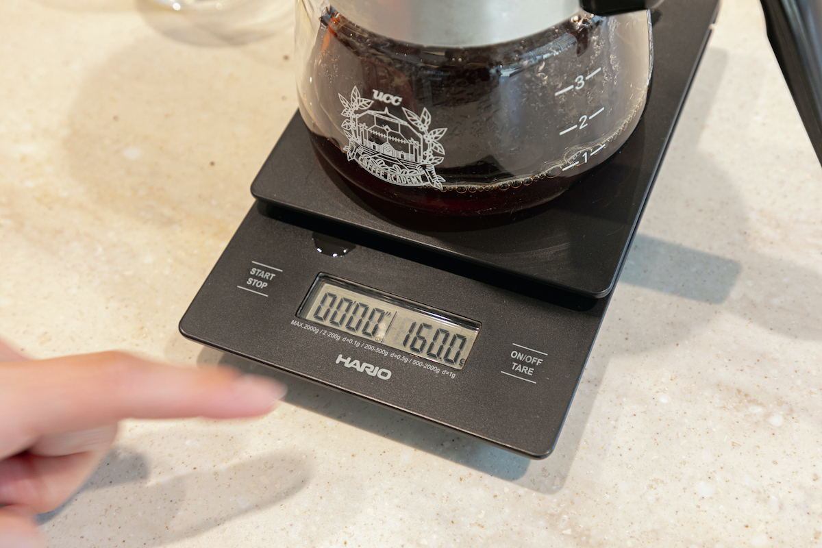 蒸らしで20cc、1投目で80cc、2投目で40cc、3投目で20cc、計160ccになるようスケールで測りながら抽出