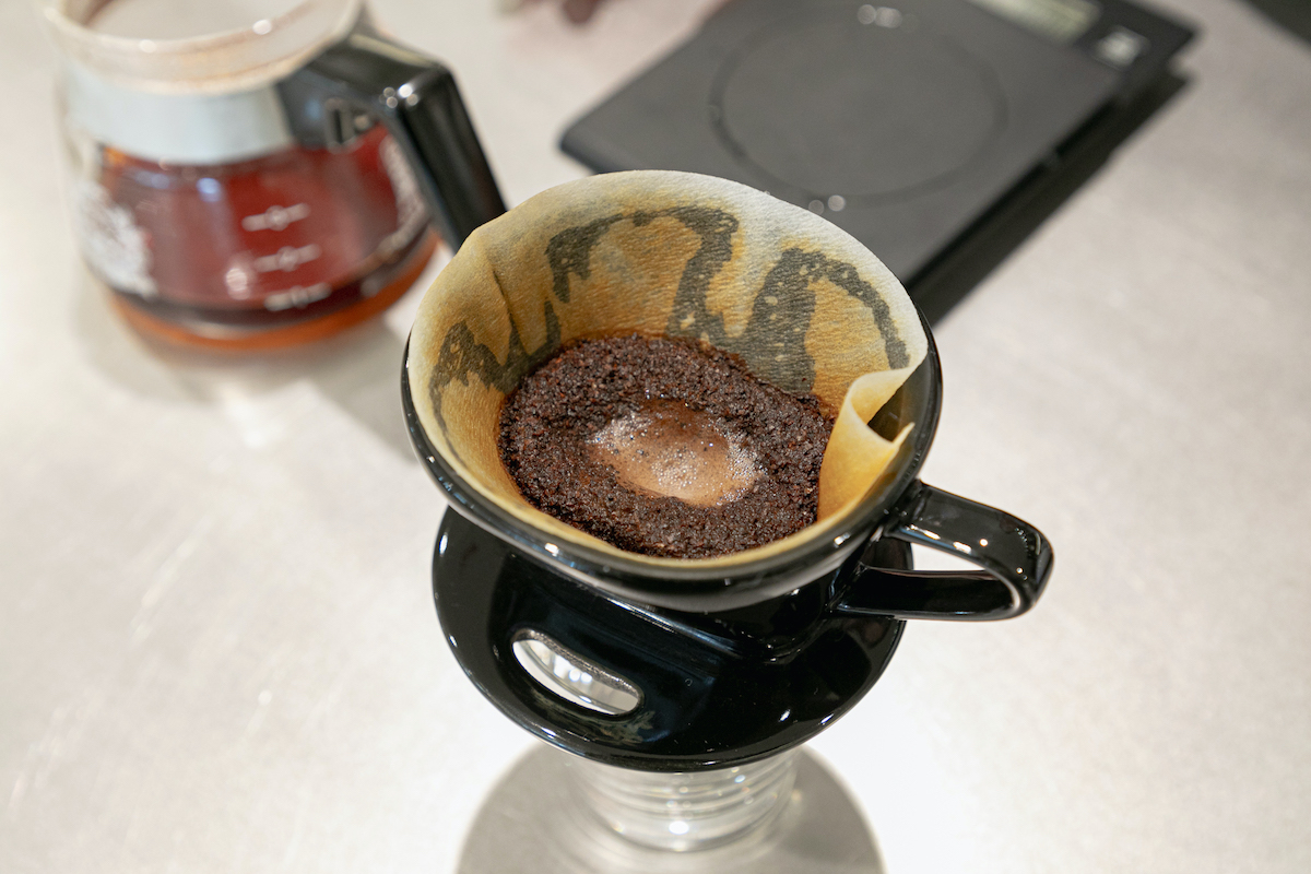 講師の方が抽出したあとのドリッパーは、見事に低い位置で粉がとどまり、中心にだけ泡が残った状態
