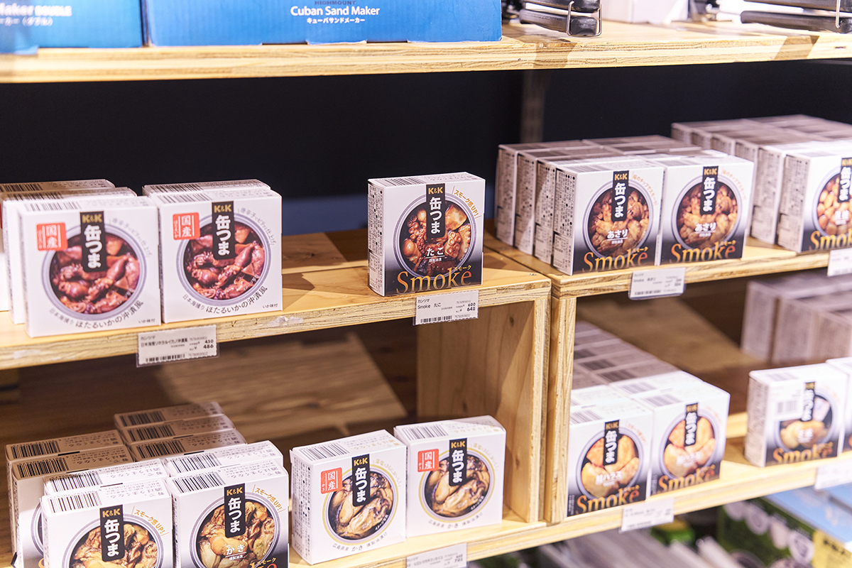 平門さん的おすすめは缶つまだそう。「何を食べてもおいしいです」