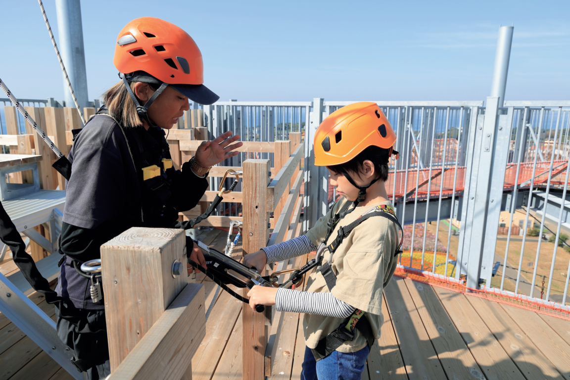 ハーネスとヘルメットを装着して出発前の安全確認