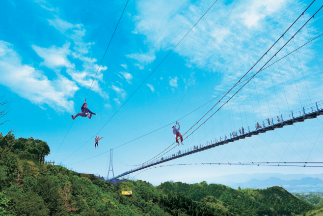 アドベンチャーコースの最後にロングジップスライドが待っている。富士山も見られて気分爽快！