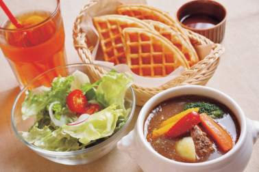 ワッフル、スープカレー、アイスティー、サラダがセットの「牧場スープカレーセット1650円」