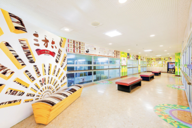 見学通路には、三方六のベンチなどユニークな撮影スポットも