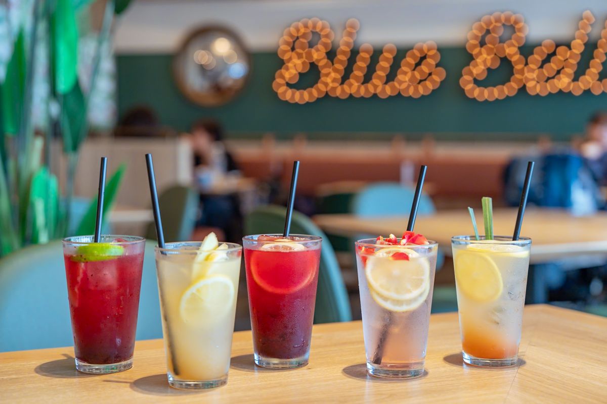 （左から）「サフト&ソーダ」730円、「洋梨&ジンジャーレモネード」770円、「サフト&レモネード」750円、「ローズレモネード」770円、「ピーチ&レモングラスレモネード」770円