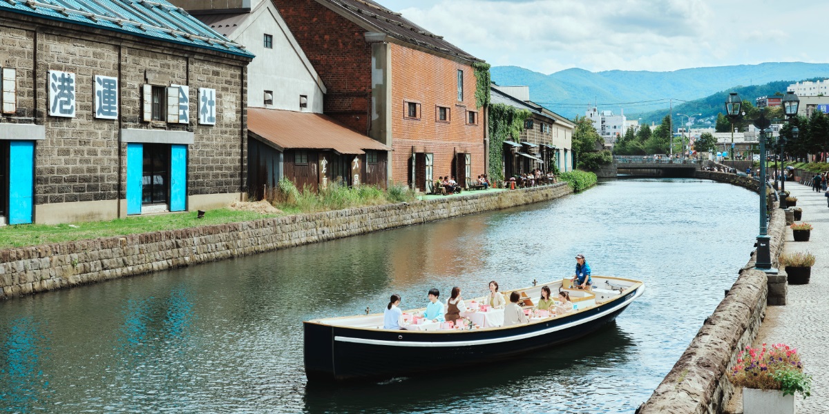 船上で優雅にティータイムを！「OMO5小樽(おも) by 星野リゾート」の「小樽運河アフタヌーンティークルージング」が今年も4月12日から運航開始