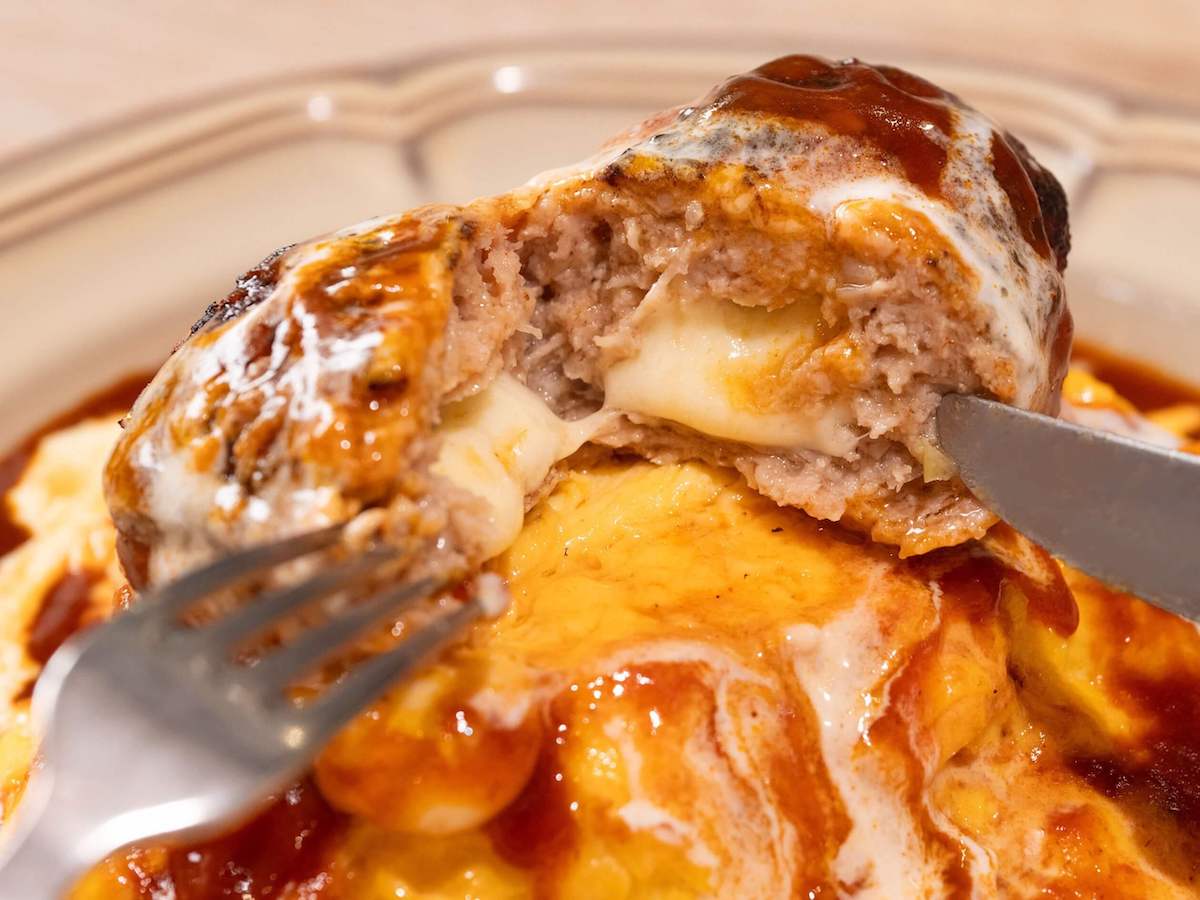 ハンバーグを割ると中から…