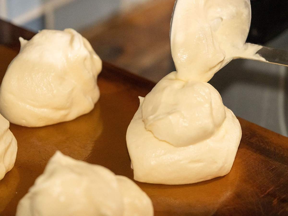 ふわっふわ生地の秘密は、メレンゲをサックリと合わせて銅板でひとつひとつ丁寧に焼き上げること！