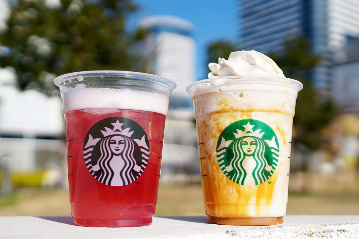 左より「ピンク フルーツ チアアップ」Short 540円 / Tall 579円 / Grande 624円 / Venti® 668円(持ち帰り)、Short 550円 / Tall 590円 / Grande 635円 / Venti® 680円(店内利用)、「キャラメリー ミルクコーヒー フラペチーノ®」Tallサイズのみ 678円(持ち帰り)、690円(店内利用)