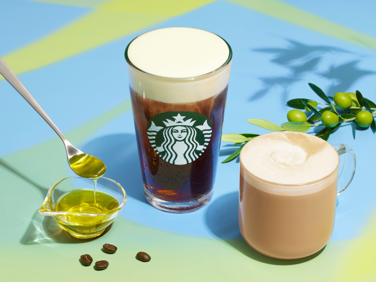 左より「オリアート™ ゴールデンフォーム™ コールド ブリュー」Short 609円/Tall 648円(持ち帰り)、Short 620円/Tall 660円(店内利用)、「オリアート™ オーツミルク ラテ」Short 550円/Tall 589円(持ち帰り)、Short 561円/Tall 600円(店内利用) ※体質や体調によってお腹がゆるくなる場合があります。