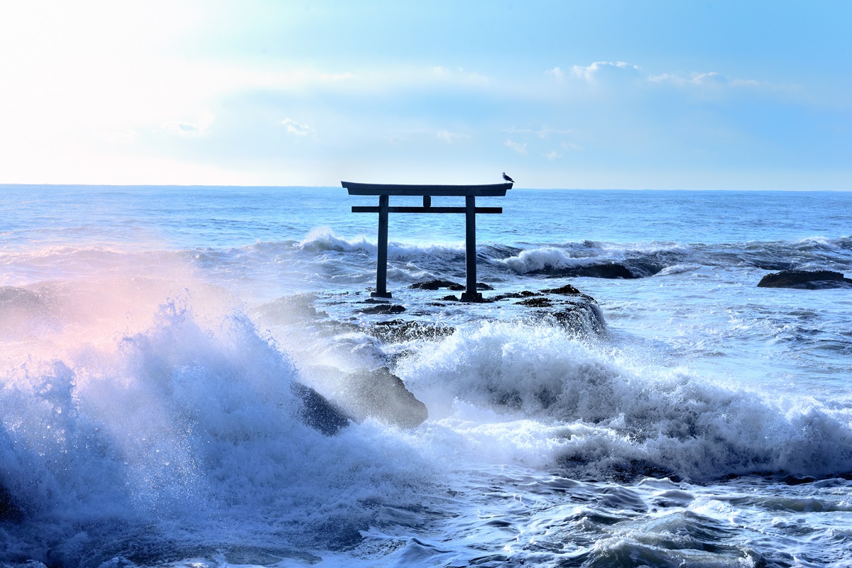 荒波が洗う神磯の鳥居