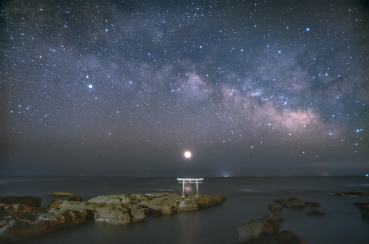 夜の神磯の鳥居