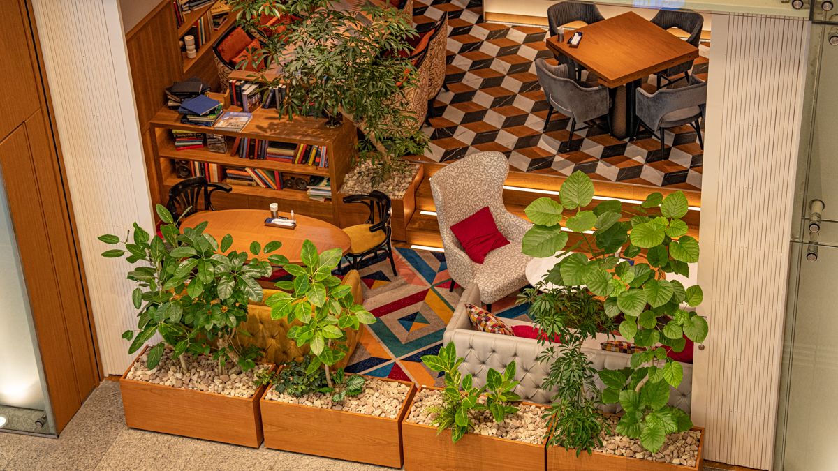 吹き抜けになっている丸の内ビルディング2階から見える店内の一部