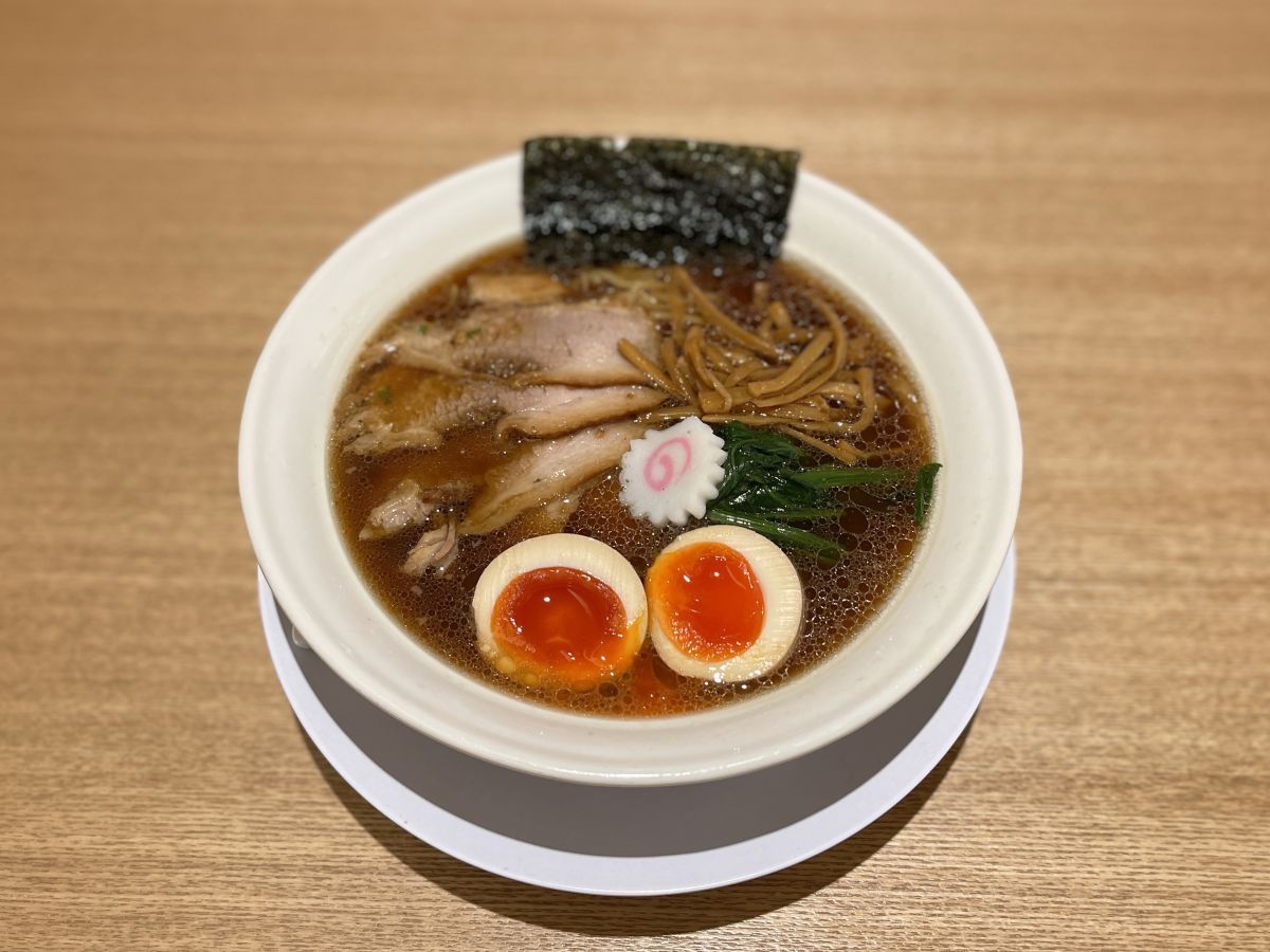 「味玉醤油ラーメン」並 950円、大 1050円