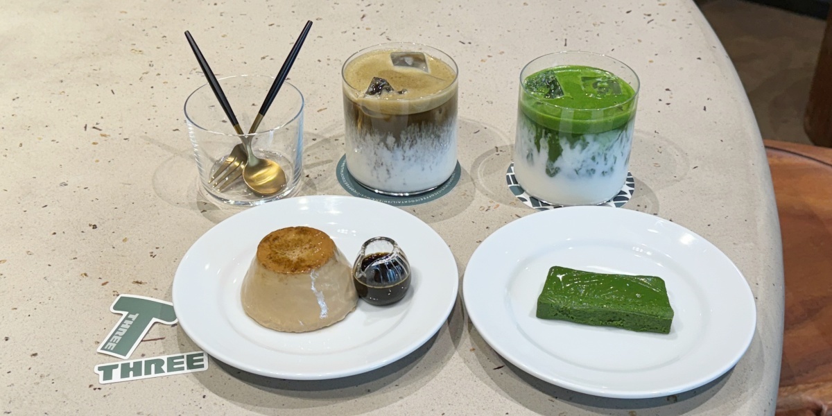 写真下左から「ほうじ茶プリン」800円、「抹茶テリーヌ」1000円、写真上左から「ほうじ茶ラテ」700円、「Maccha Latte No.1」1000円