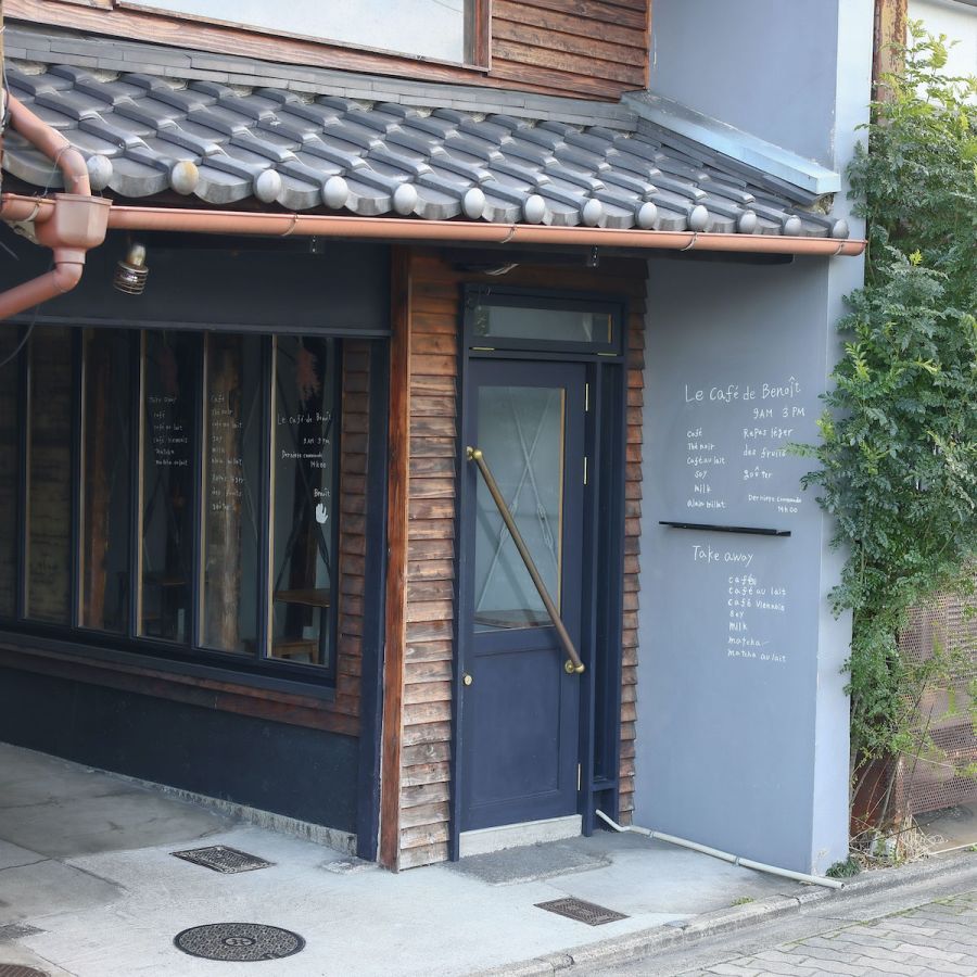 通り過ぎてしまいそうなほどひっそりとした外観。