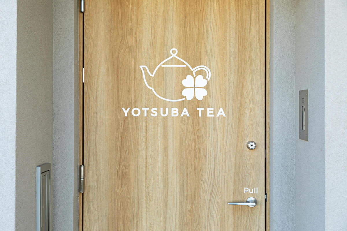 お店はビルの1階。ティーポットのロゴマークが目印