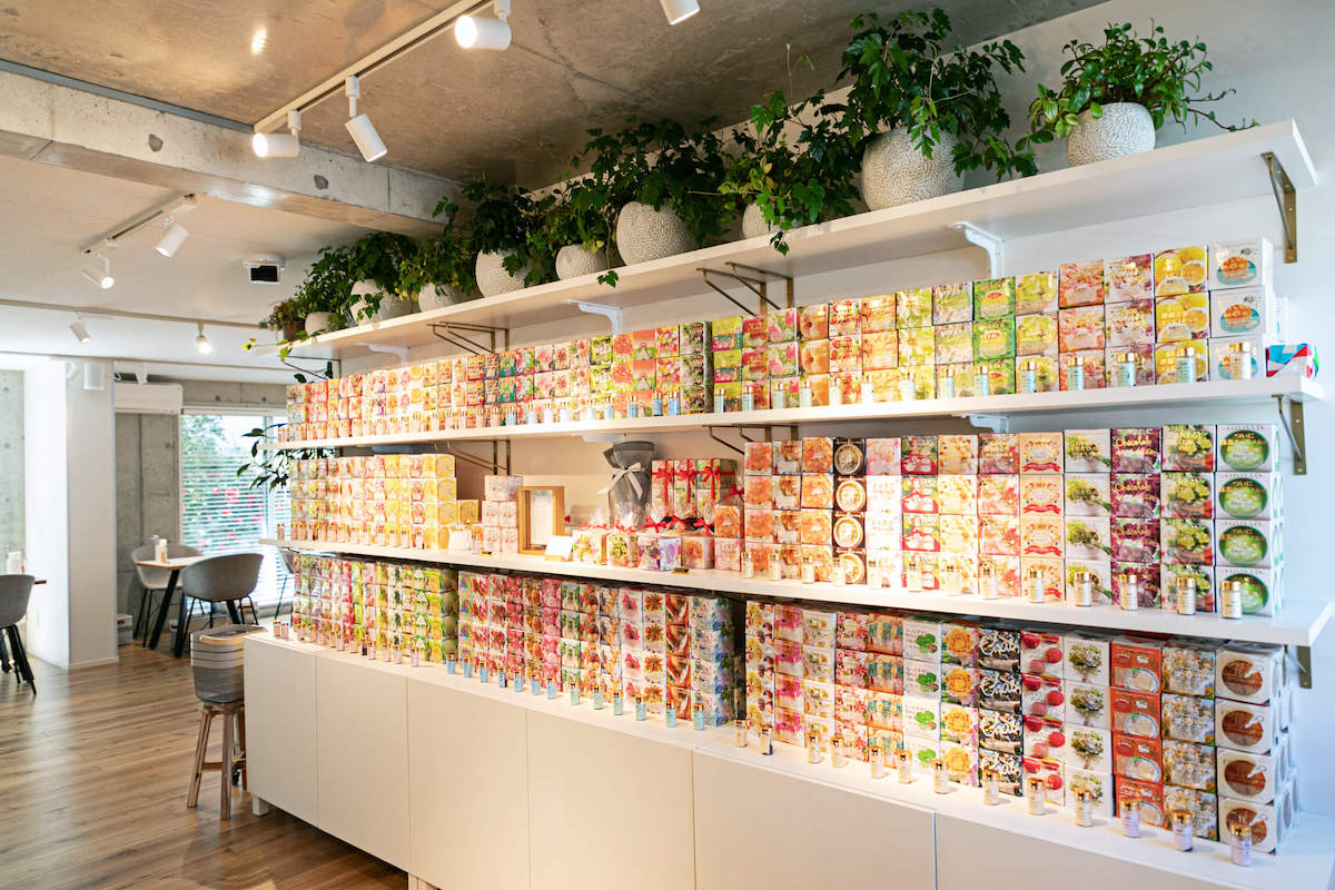 「ムレスナティー」は陳列されていないものを含め、100種類以上のフレーバーが揃う