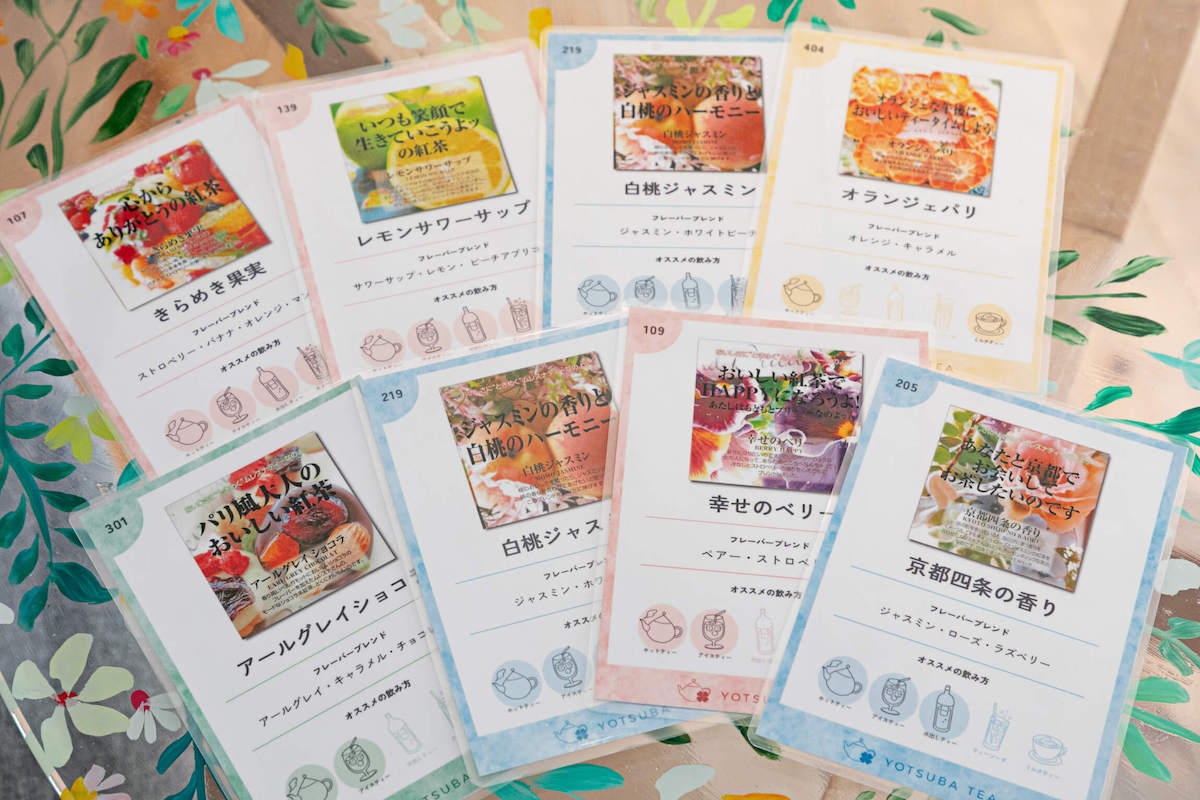 紅茶と共に配られる「ティーカード」には、フレーバーのジャンルや特徴、おすすめの飲み方などが書かれているので、自分の好みの一品を覚えておくのに便利！