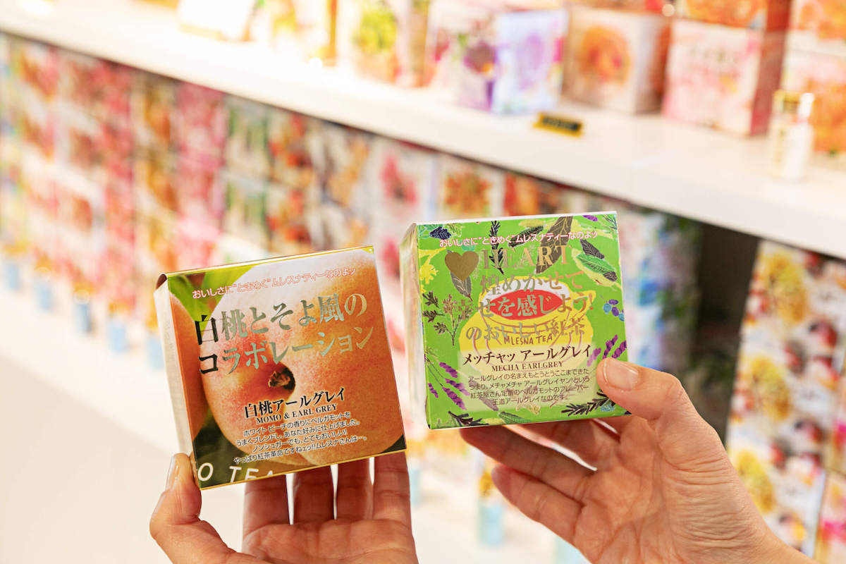 フレーバーティー人気No.１の「白桃アールグレイ」●●円と、No.2の「メッチャアールグレイ」●●円。支払いはキャッシュレス決済のみ