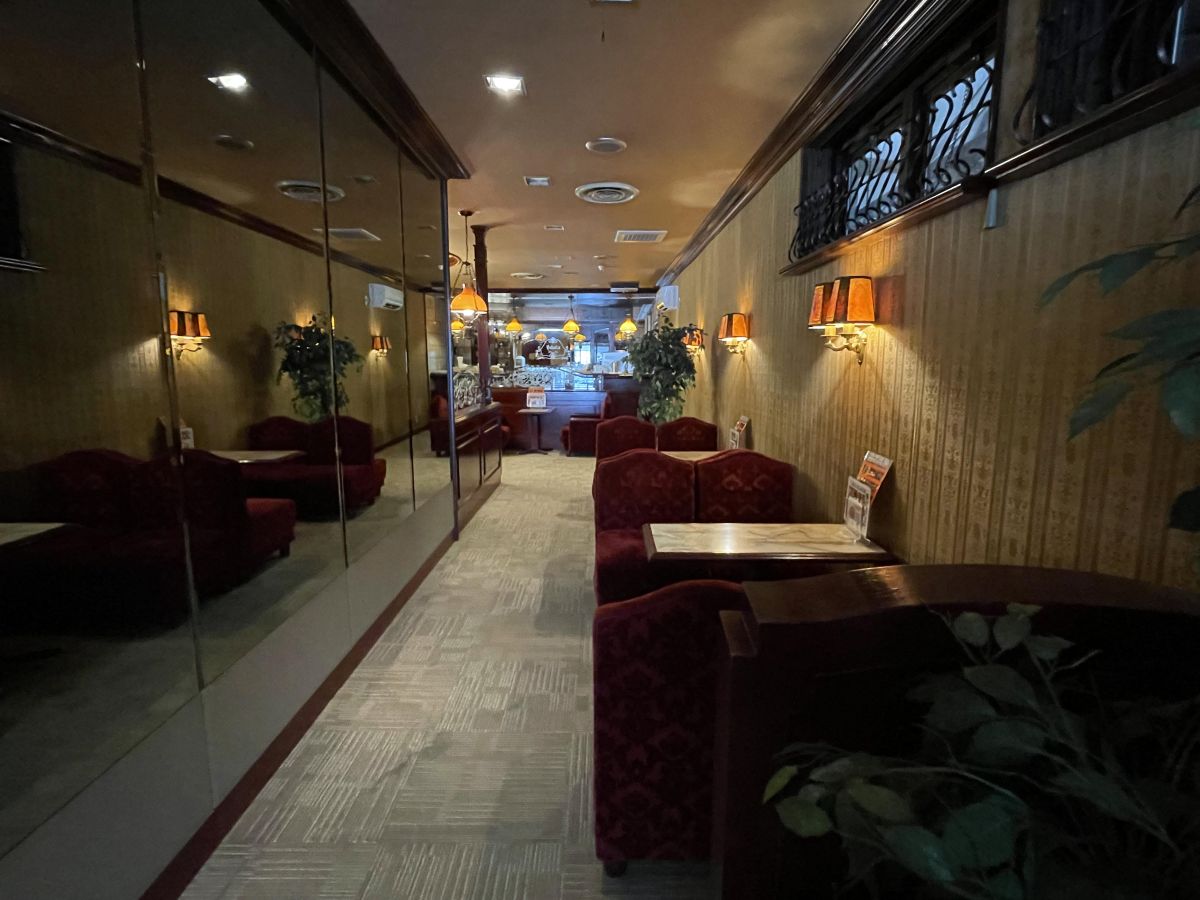  ▲売り場から喫茶室を覗き込んだだけで、もう素敵空間への期待が高まります