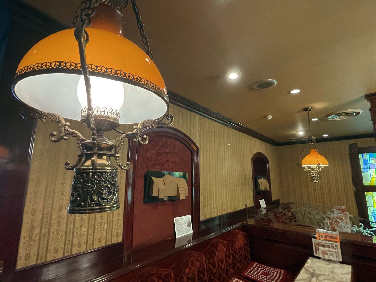 喫茶室内には小樽生まれの彫刻家・國松明日香さんの彫刻作品も。「館」という名前を命名したのは明日香氏の父で洋画家の國松登氏だそう