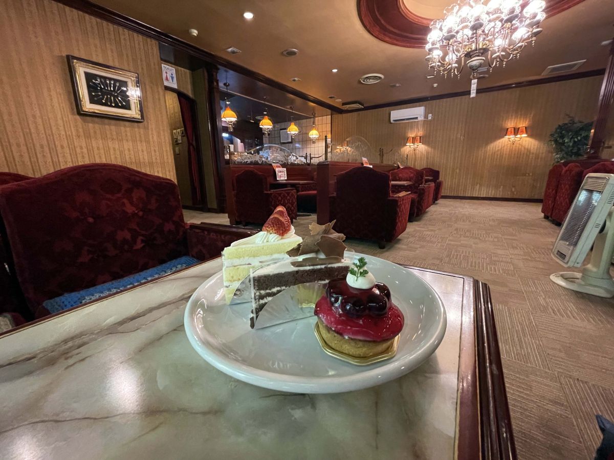 奥から苺ショート540円、館モンブラン520円、ブルーベリータルト520円