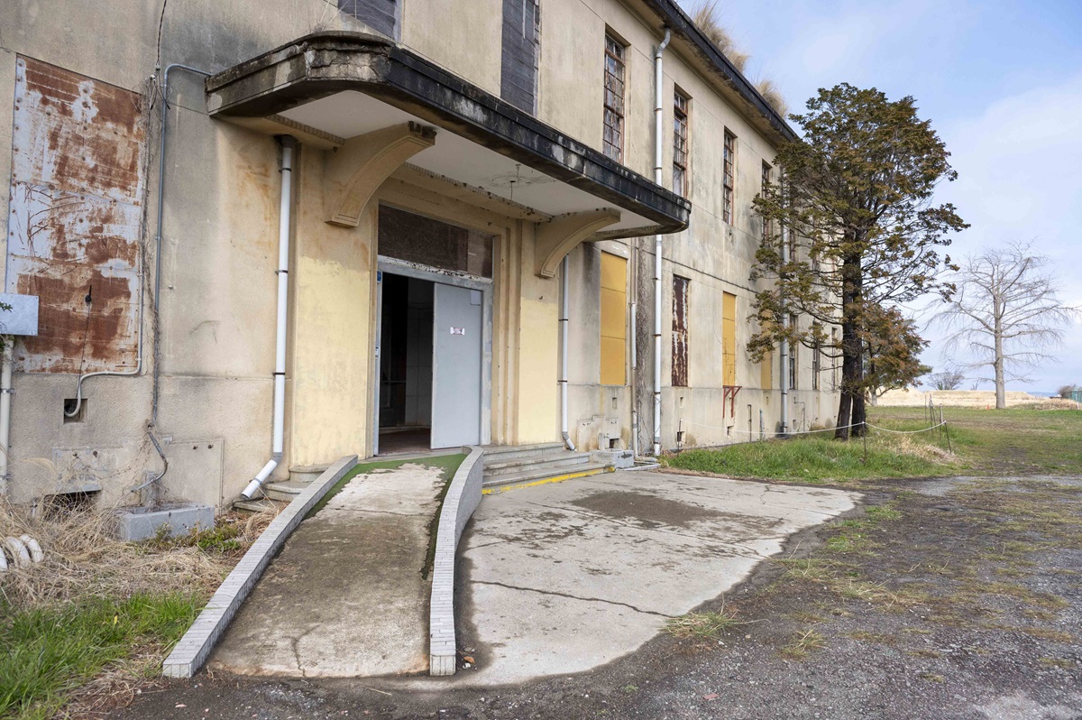 この扉を入って右手の壁面にある