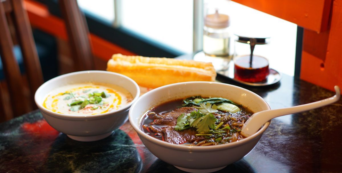 左から「鹹豆漿」（油条ハーフ付き）500円、「紅焼牛肉麺」880円