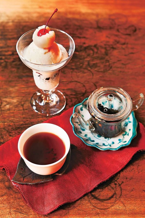 手前「暴々茶」1100円、奥「敦煌デザート」750円