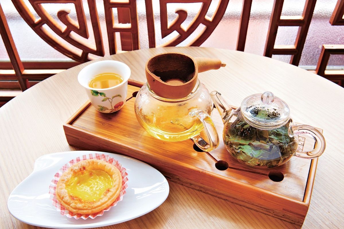奥「阿里山烏龍」、手前「エッグタルト」