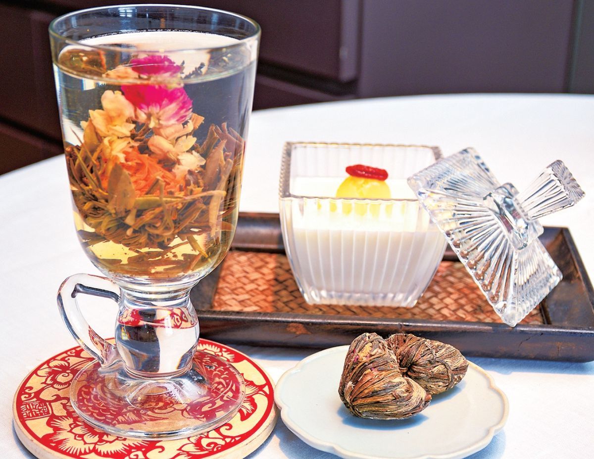 左から「工芸茶」850円、「楊貴妃杏仁豆腐」760円 ※ドリンクとセットで1200円